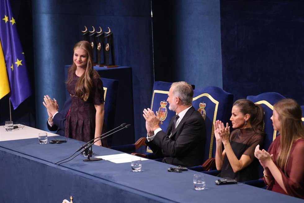 La princesa Leonor, el Rey Felipe VI, la Reina Letizia y la infanta Sofia durante la ceremonia de los Premios Princesa de Asturias 2025 celebrados en el Teatro Campoamor, a 24 de octubre de 2025, en Oviedo (España). La Fundación Princesa de Asturias ha