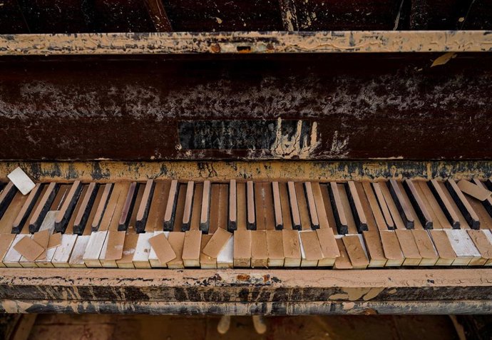 Archivo - Un piano cubierto de barro por la DANA, a 5 de noviembre de 2024, en Sedavi, Valencia. ARCHIVO. 