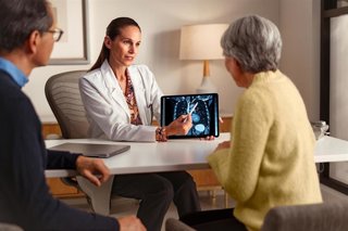 Archivo - Johnson & Johnson pone en relieve la detección temprana del cáncer de pulmón y la necesidad del cribado