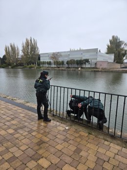 Agentes de la Guardia Civil auxilian a un varón.