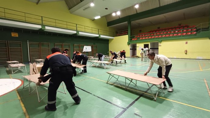 Montaje de camas de campaña para temporeros en La Salobreja