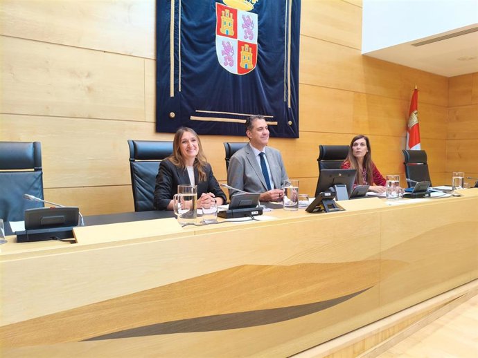 La consejera de Educación, Rocío Lucas, durante su comparecencia en las Cortes para presentar los presupuestos para su departamento.