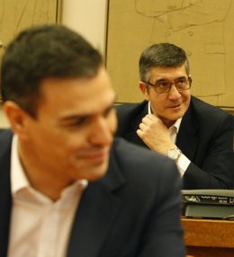Archivo - El presidente del Gobierno, Pedro Sánchez, y el Portavoz del Grupo Socialista en el Congreso, Patxi López. 