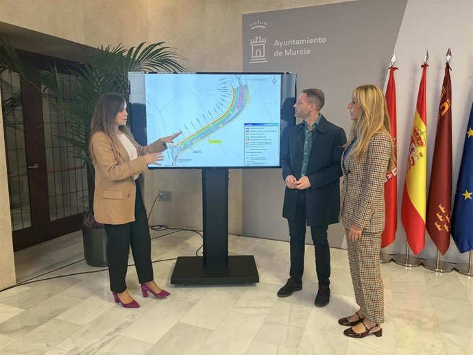 La vicealcaldesa de Murcia, Rebeca Pérez, junto con los ediles Miguel Ángel Noguera y Pilar Torres