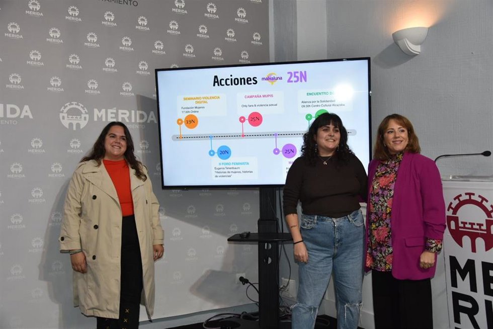 Técnicas de igualdad presentan junto a la delegada de Igualdad, Ana Aragoneses, las acciones organizadas por la Asociación Malvaluna de Mérida con motivo del 25N