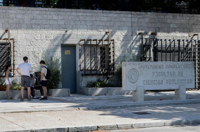 Archivo - Varias personas en el exterior de la Facultad de Ciencias Geológicas esperando el inicio del examen de la convocatoria extraordinaria de la Evaluación para el Acceso a la Universidad (EvAU), en la Facultad de Ciencias Geológicas de la UCM, a 4 d