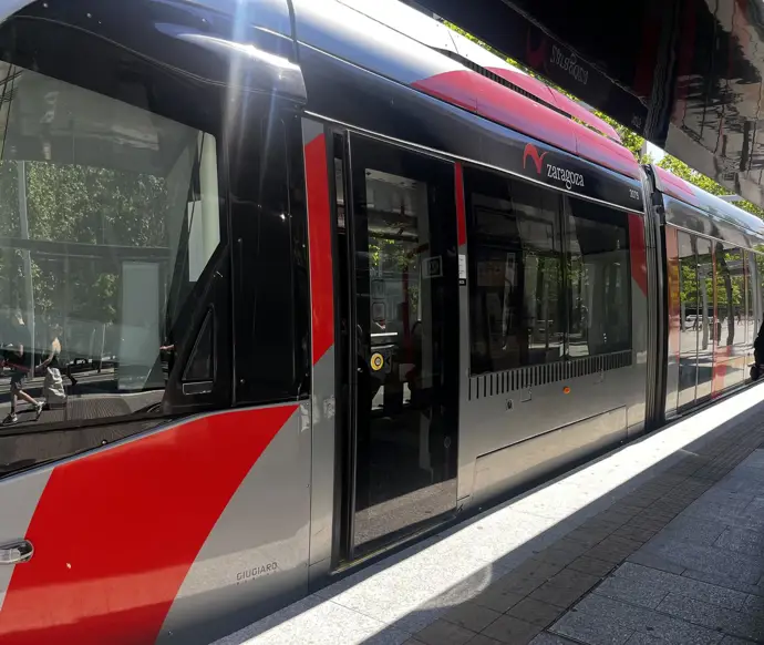 Vagón del tranvía, estacionado en una de sus paradas, en Zaragoza. - EUROPA PRESS - Archivo