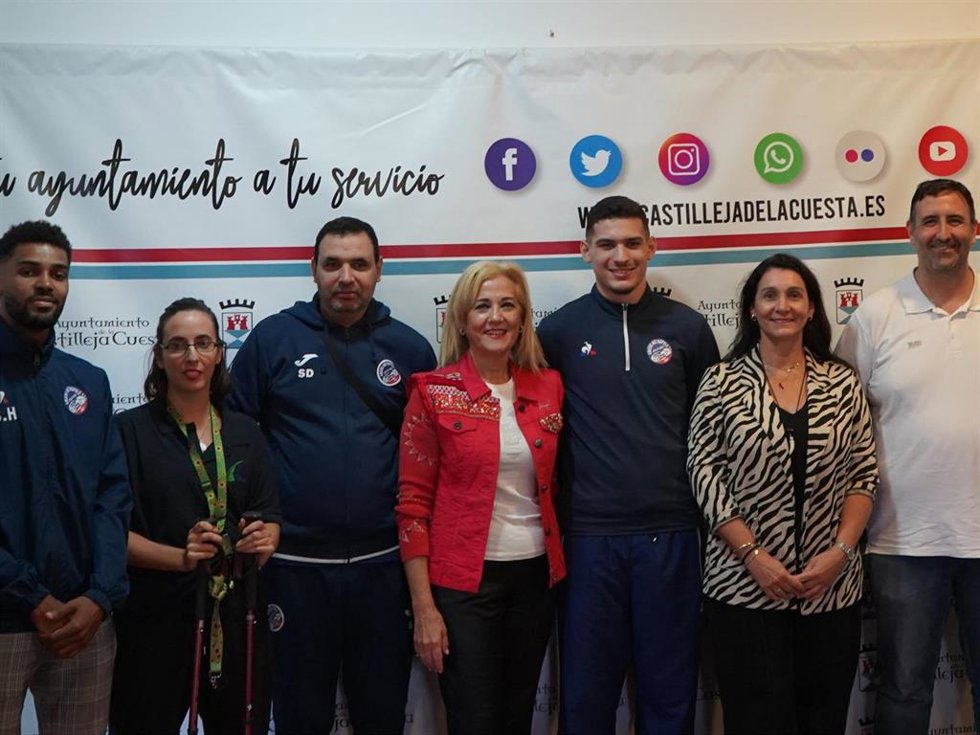 La alcaldesa de Castilleja, en el centro, en la presentación de la actividad intergeneracional impulsada por Diputación y Sitting Volley.