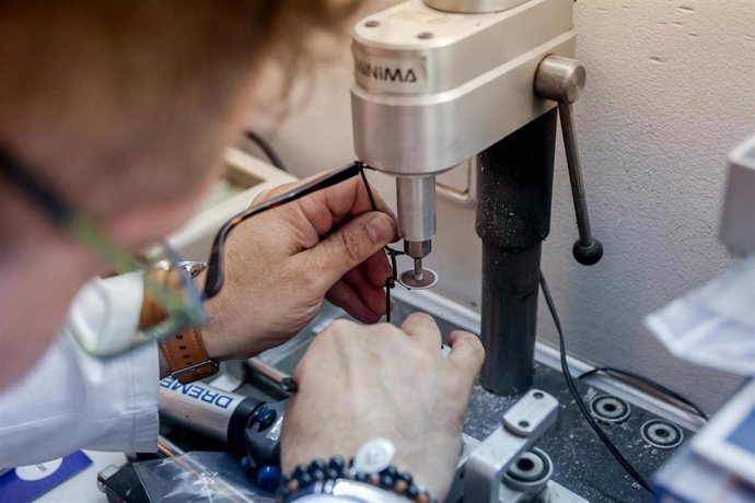 Archivo - Un trabajador de la Primera Opticos Fersan repara unas gafas, en Alcalá de Henares, Madrid (España)