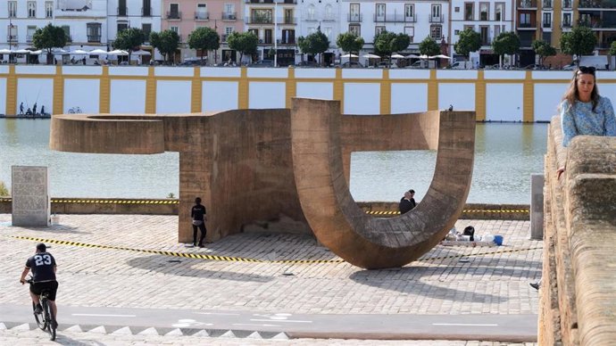 Monumento de la Tolerancia en el Muelle de la Sal de Sevilla.