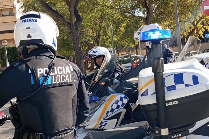 Dos agentes de la Policía Local de Palma.