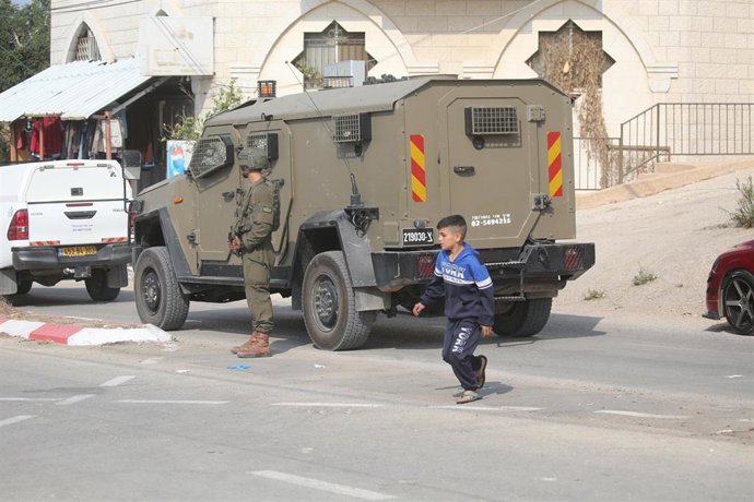 Un niño palestino ante una patrulla israelí en Cisjordania 