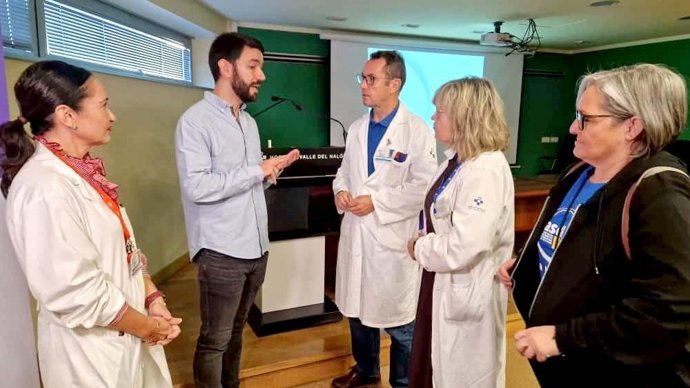 La directora de enfermería, Diana Fernández; el endocrinólogo Raúl Rodríguez Escudero; el director del Hospital Sergio Pérez-Holanda; la gerente del área sanitaria VIII, Lidia Clara Rodríguez, y la presidenta de Asdipas, Ana Álvarez.