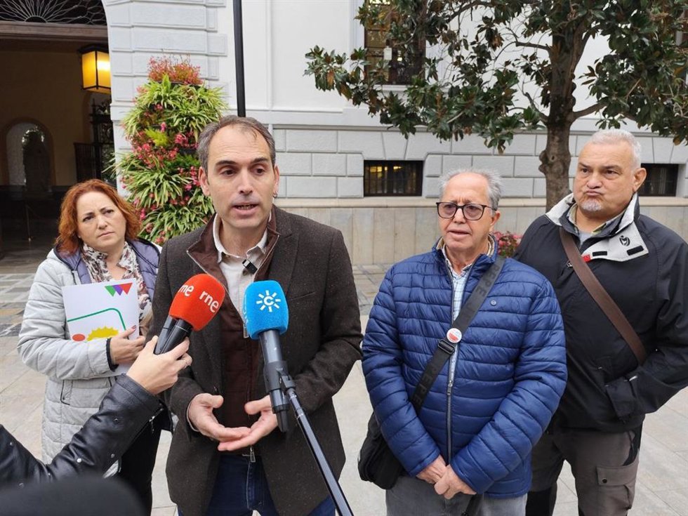El coordinador general de IU Andalucía, Toni Valero, este viernes en declaraciones a los medios en Granada.
