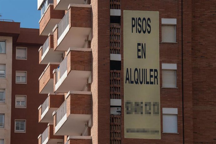 Archivo - Cartel de alquiler de viviendas en la fachada de un edificio, a 31 de diciembre de 2022, en Barcelona, Cataluña (España). 