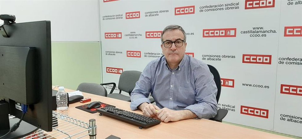 Archivo - El secretario regional de CCOO-Industria, Ángel León, en rueda de prensa.