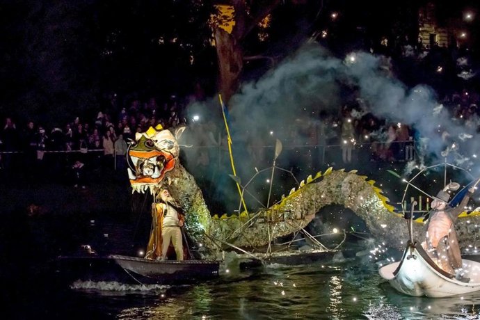 Archivo - Uno de los espectáculos en el lago de Puerto Venecia.