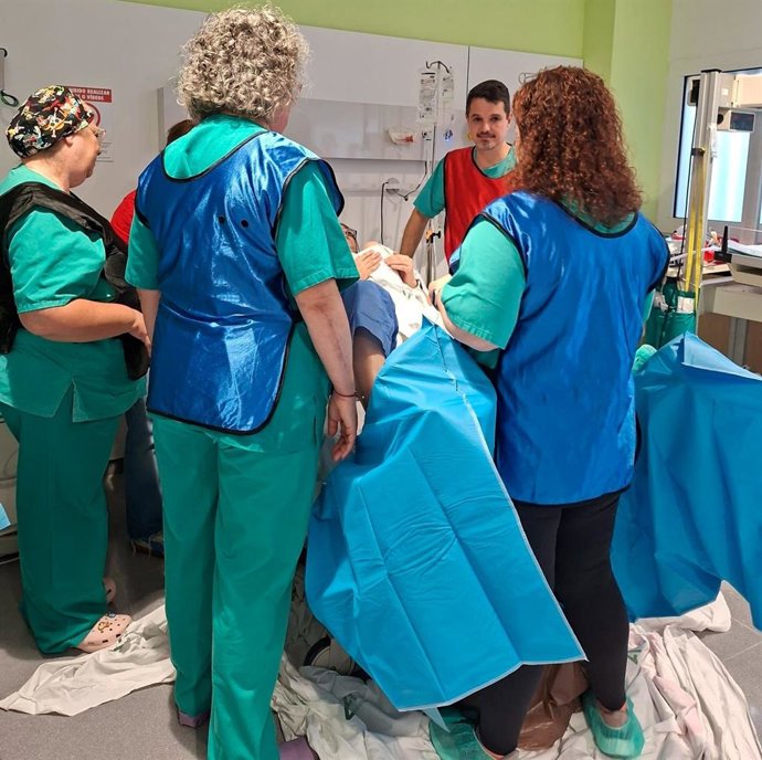 Matronas y facultativos especialistas en Ginecología y Obstetricia así como en Anestesiología del Hospital Universitario de La Línea de la Concepción (Cádiz), en una formación de emergencias obstétricas.