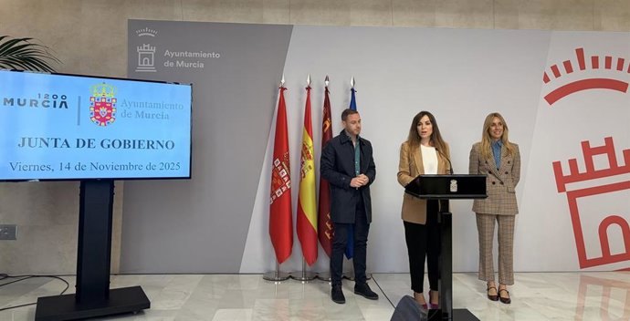 La portavoz del equipo de Gobierno del Ayuntamiento de Murcia, Rebeca Pérez, junto a los ediles Miguel Ángel Noguera y Pilar Torres