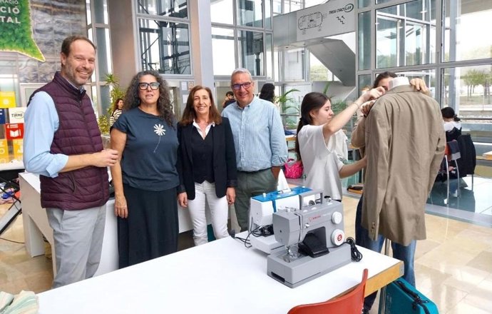 Participante y miembros del jurado.