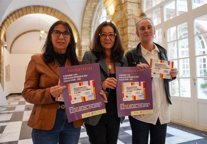 Ana Moreno con la Guía de Recursos para personas en situación de vulnerabilidad de la comarca de La Janda.