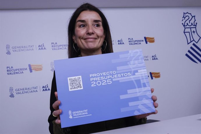 Archivo - La consellera de Hacienda y Economía, Ruth Merino, durante una rueda de prensa en el Palau de Fuentehermosa, tras entregar el proyecto de Ley de Presupuestos 2025 a la presidenta de Les Corts, a 20 de marzo de 2025, en Valencia