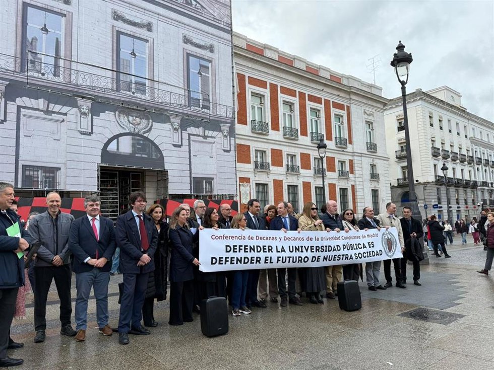 Concentración de los 26 decanos de la Universidad Comlutense de Madrid por una "financiación justa".