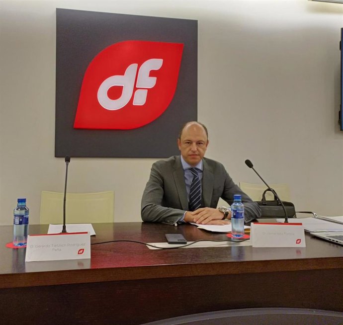 El vicepresidente de la empresa, Jaime Isita, momentos antes de la Junta Extraordinaria de Accionistas de Duro Felguera, celebrada en su sede social de Gijón.