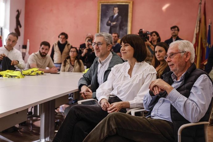 El alcalde de Picanya, Josep Almenar (d), y la ministra de Ciencia, Innovación y Universidades, Diana Morant (c), durante una visita al municipio