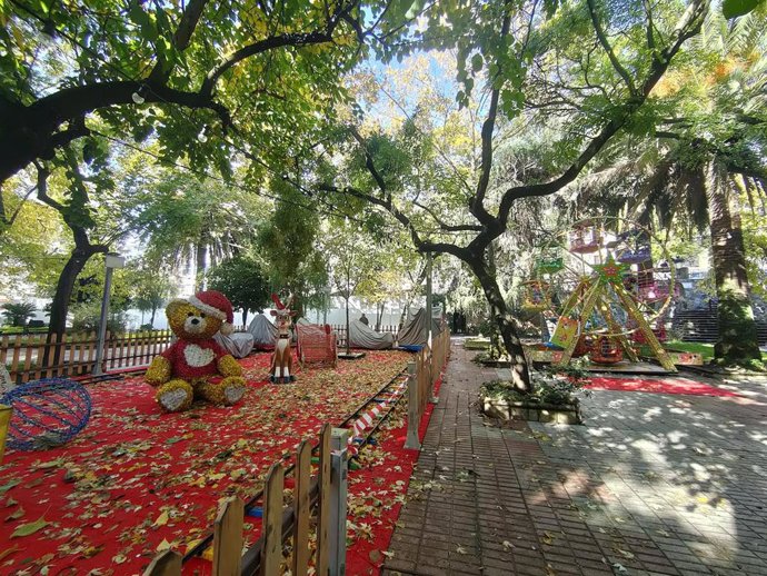 Atracciones infantiles instaladas en el parque Gloria Fuertes de Cácerse