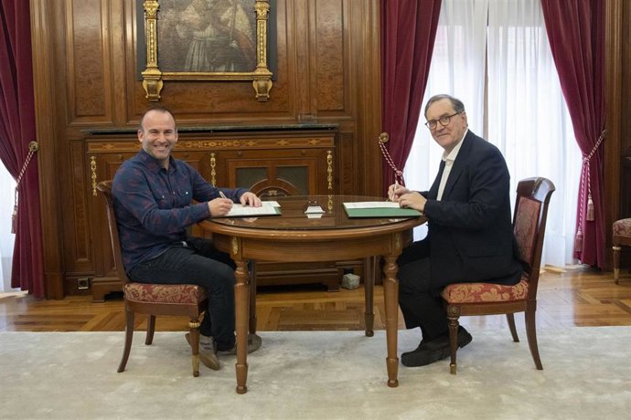 El concejal de Ciudad Habitable y Sostenible del Ayuntamiento de Pamplona, Borja Izagirre, y el director de la Escuela Técnica Superior de Arquitectura de la Universidad de Navarra, Carlos Naya