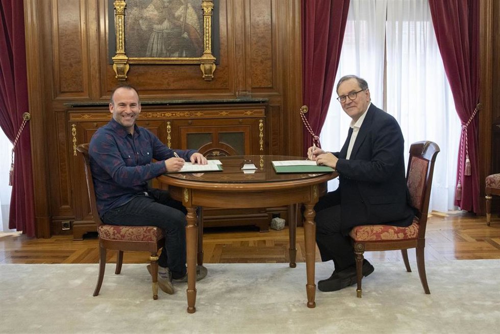 El concejal de Ciudad Habitable y Sostenible del Ayuntamiento de Pamplona, Borja Izagirre, y el director de la Escuela Técnica Superior de Arquitectura de la Universidad de Navarra, Carlos Naya