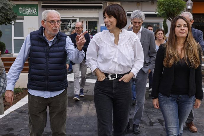 La ministra de Ciència i líder del PSPV, Diana Morant (centre), visita Picanya