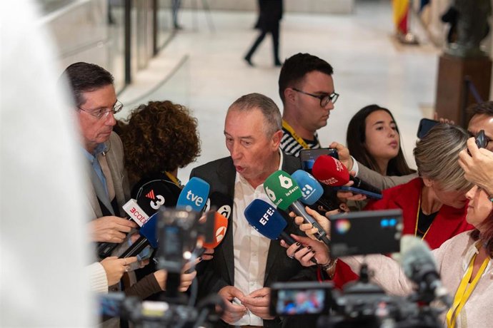 El síndic de Compromís en Les Corts, Joan Baldoví, atiende a los medios de comunicación, en imagen de archivo