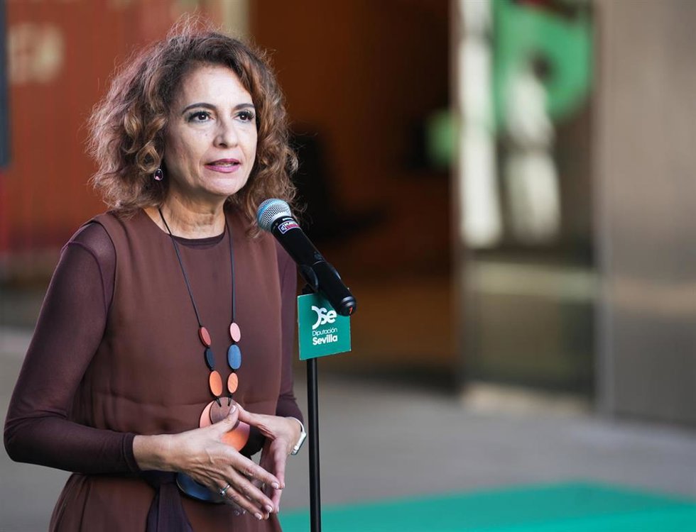 La vicepresidenta primera del Gobierno y secretaria general del PSOE-A, María Jesús Montero, atiende a los medios en Sevilla.