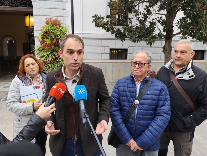 El coordinador general de IU Andalucía, Toni Valero, este viernes en declaraciones a los medios en Granada.