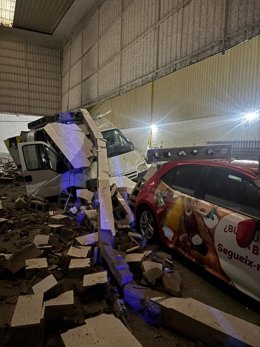 Desplome de un muro en una nave de Huelva por la borrasca Claudia.