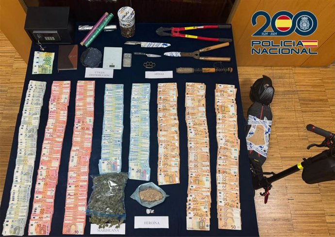 Droga y dinero inervenido por la Policía Nacional en un operativo en el que desarticularon un grupo dedicado a la venta de drogas, con tres personas detenidas.