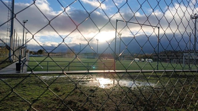 Campo de fútnol de Ávila con algunas zonas encharcadas.