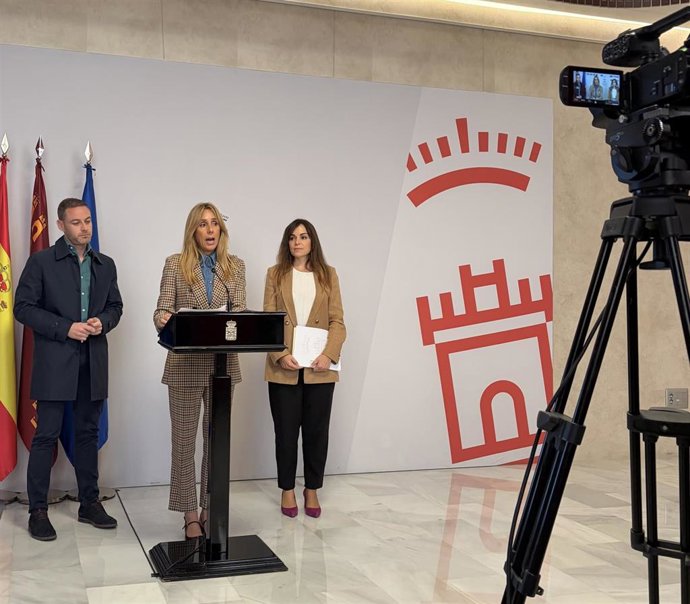 La concejal de Bienestar Social, Familia y Salud de Murcia, Pilar Torres, junto con los ediles Miguel Ángel Noguera y Rebeca Pérez
