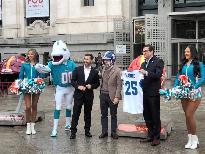 Archivo - El alcalde de Madrid, José Luis Martínez-Almeida, ha calificado de "invaluable" el retorno para la ciudad que en términos de imagen tendrá la final de la NFL de este domingo en el eBernabéu que enfrentará a los Miami Dolphins con los Washington 