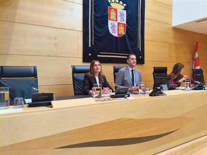 La consejera de Educación, Rocío Lucas, durante su comparecencia en las Cortes para explicar el presupuesto de su departamento para 2026.