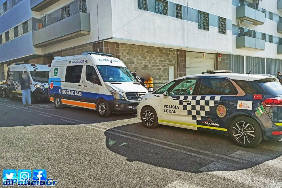 Coche de la Policía Local frente a una ambulancia