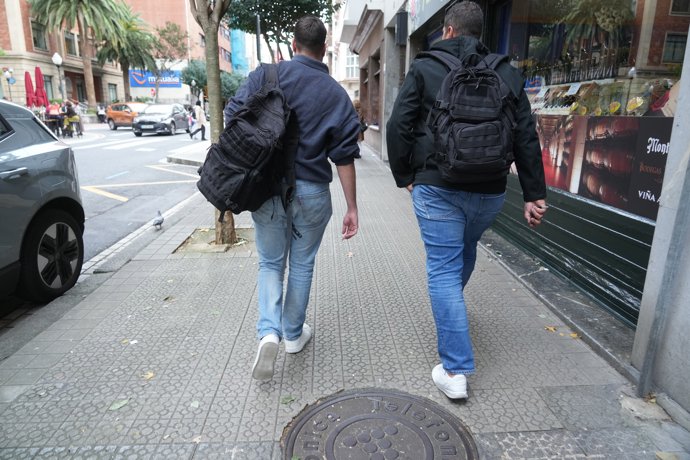 Agentes de la Unidad Central Operativa (UCO) de la Guardia Civil abandonan la sede de la empresa Acciona, en Bilbao