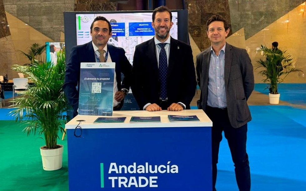El delegado de Economía de la Junta de Andalucía en Málaga, Antonio Jesús García Acedo, ha visitado este pasado jueves, en el marco de Simed, a las empresas que participan en las iniciativas impulsadas por Andalucía Trade.