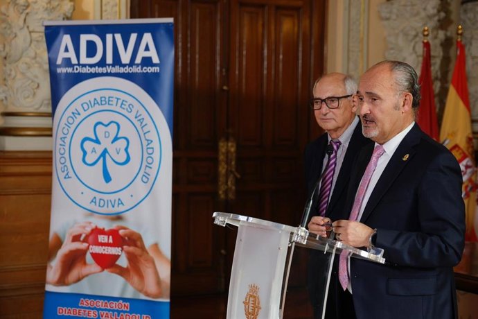 El concejal de Salud Pública y Seguridad Ciudadana, Alberto Cuadrado, junto al presidente de la Asociación Diabetes Valladolid (ADIVA), Emilio Fernández.