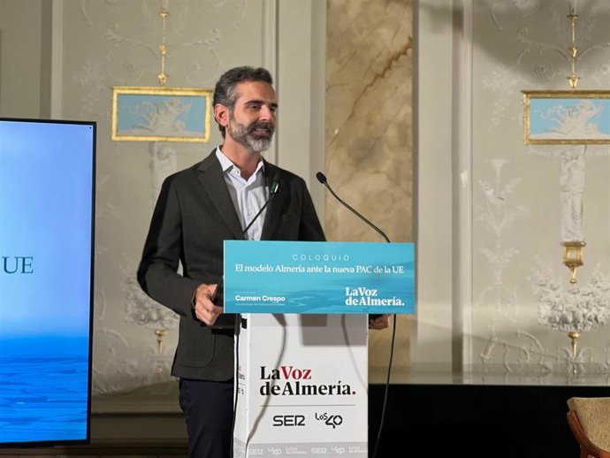 El consejero andaluz de Agricultura, Pesca, Agua y Desarrollo Rural, Ramón Fernández-Pacheco, durante su participación en un coloquio celebrado en Almería.