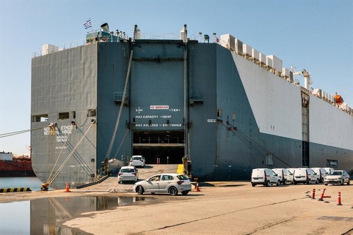 Operatiu de càrrega de vehicles al Port de Barcelona