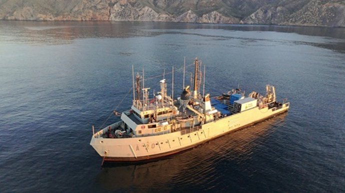 El buque saliendo a la mar desde su base en Cartagena