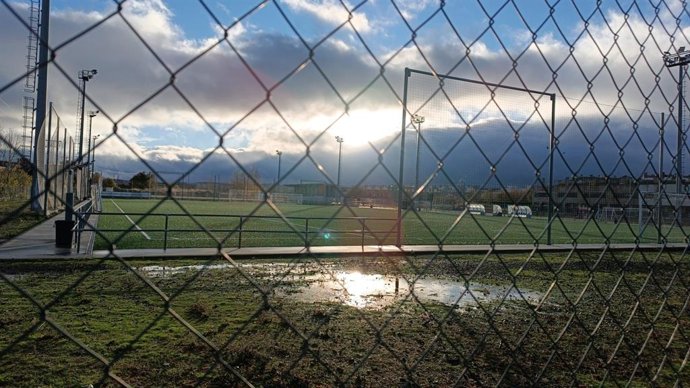 Campo de futebol em Ávila com algumas áreas alagadas.